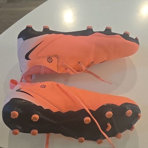 Nike Orange and Pink Sneakers Sleek Modern Design - Picture 4 of 8